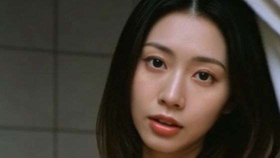 更衣室カーテンの向こうの巨乳お姉さん メイン画像